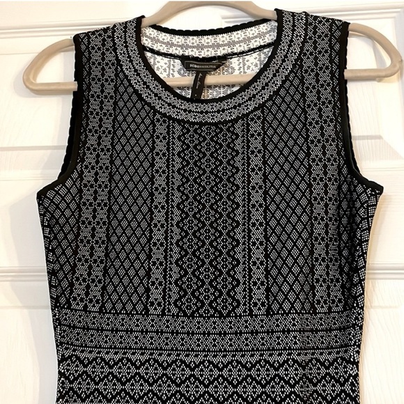 BCBG MAXAZRIA size small fitted beautiful woven pattern dress - Picture 4 of 5